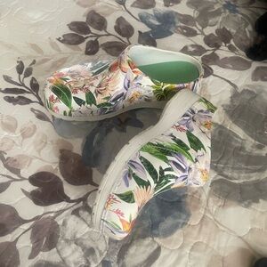 Size 8 down mule practically brand new only wore a handful of times. Period